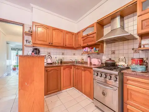 Venta casa 4 dorm, quincho, patio y coch p/3 autos