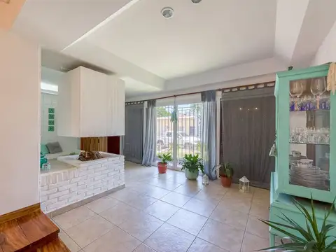 Venta casa 4 dorm, quincho, patio y coch p/3 autos