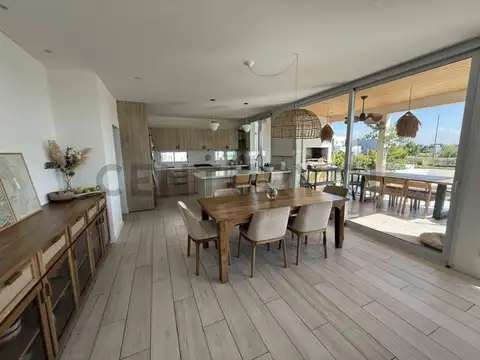 Casa en Alquiler con 1 cochera