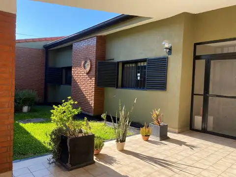 Casa 5 ambientes con 3 baños
