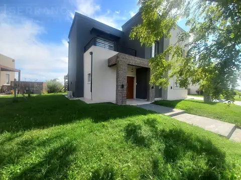 Casa en Alquiler con 2 cocheras