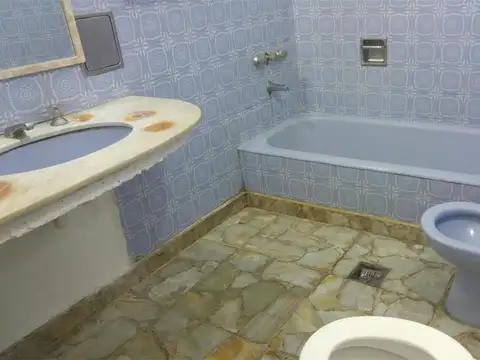 CASA 3 DORMITORIOS CON GARAGE Y PARQUE, SUP.140 m2 sobre Lot