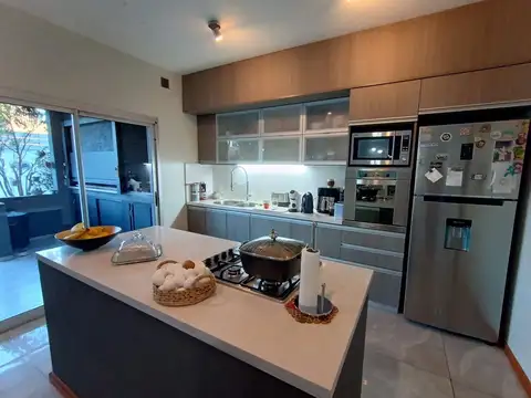 Casa 6 ambientes con 2 baños