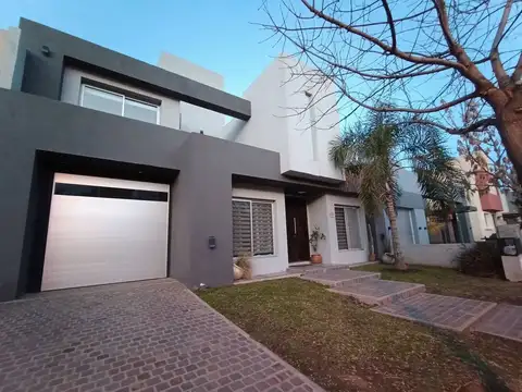 Venta Casa de Categoría 3 Dor B. Claros del Bosque