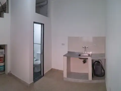 Amplio PH a 2 cuadras de la Estación