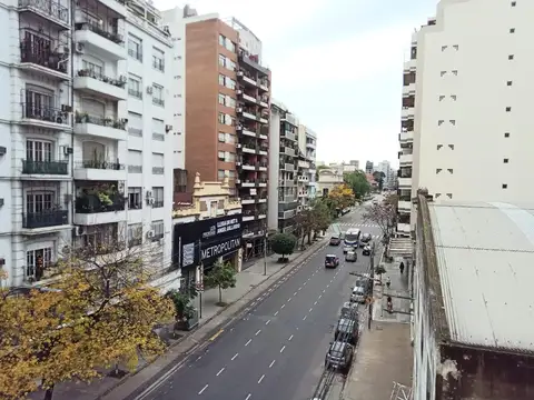 3 Ambientes con Balcon baño de Servicio a Una cuadra de AV corrientes y una cuadra del Parque Centen