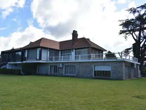 Casa 9 ambientes con 5 baños