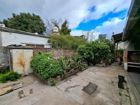 Casa en venta de 3 ambientes en Berazategui a refaccionar
