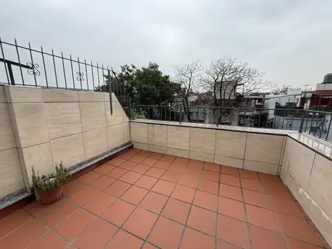 Excelente casa de 4 ambientes con terraza. Ubicada en uno de los sectores más residenciales y tradicionales de Floresta