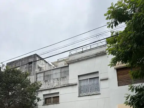 Excelente casa de 4 ambientes con terraza. Ubicada en uno de los sectores más residenciales y tradicionales de Floresta
