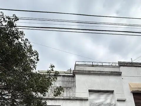 Excelente casa de 4 ambientes con terraza. Ubicada en uno de los sectores más residenciales y tradicionales de Floresta