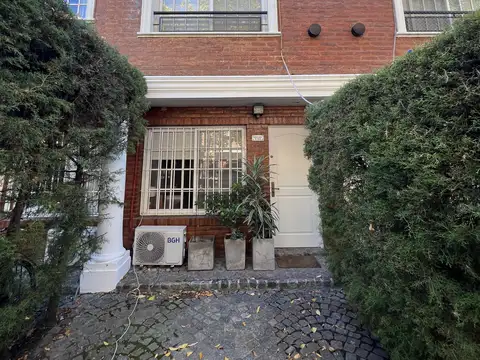 Olivos: Moderno Duplex de 3 Plantas, 2 Dormitorios + Playroo. Cochera. Patio, Parrilla. Excelente Construcción