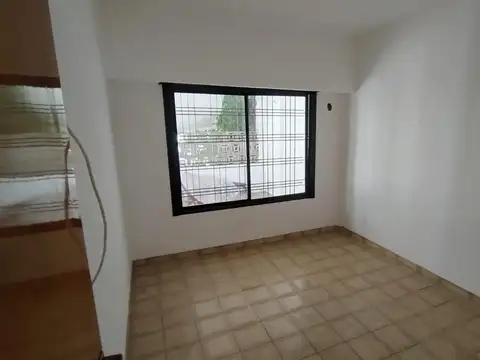 Depto Tipo Casa en Alquiler en Caseros, $ 700.000
