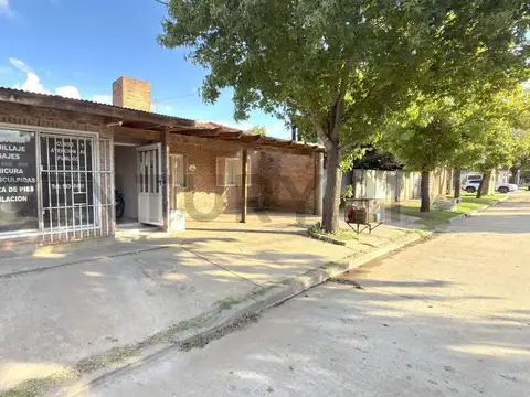 Casa de 2 dormitorios, patio y local comercial independiente. Venado Tuerto