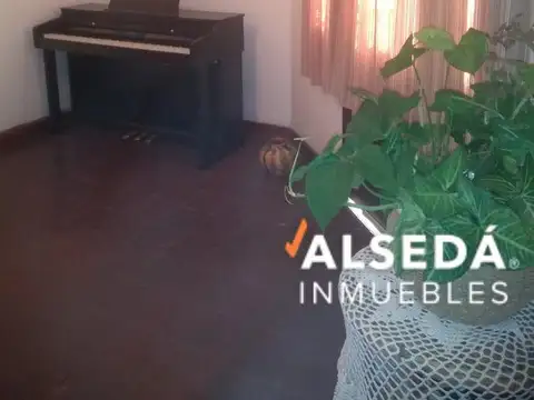 Casa 5 ambientes con 2 baños