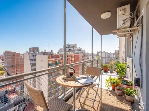 Venta departamento 3 ambientes luminoso con amplio balcón corrido. Apto crédito