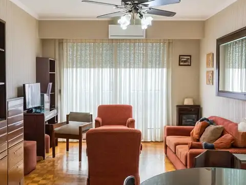 Venta departamento 3 ambientes luminoso con amplio balcón corrido. Apto crédito