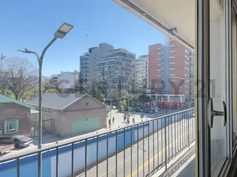 Venta de sólido y clasico  Departamento 4 ambientes y dependencia  + balcón al frente con vista abie