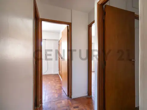 Venta en Colegiales de sólido y clasico  Departamento 3 ambientes+ escritorio + dependencia  + balcó