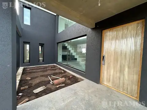 Casa en Venta con 4 cocheras