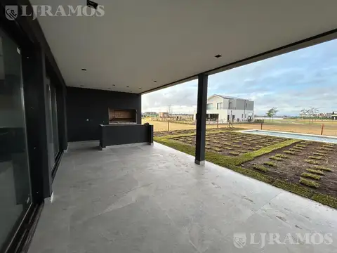 Casa en Venta con 4 cocheras