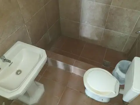 CASA EN VENTA  + 2 LOCALES APTO BANCO OPORTUNIDAD