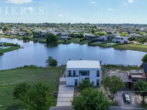 Casa en venta sobre lote interno  en Barrio Golf El Cantón Escobar