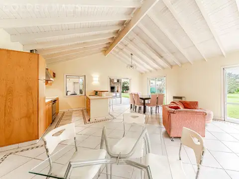 Casa 5 amb   3 baños, quincho, pileta, parrilla y cocheras