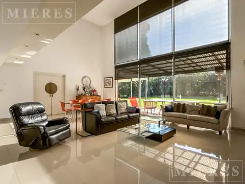 Casa 8 ambientes con 4 baños