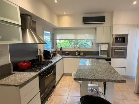 Casa 6 ambientes con 2 baños