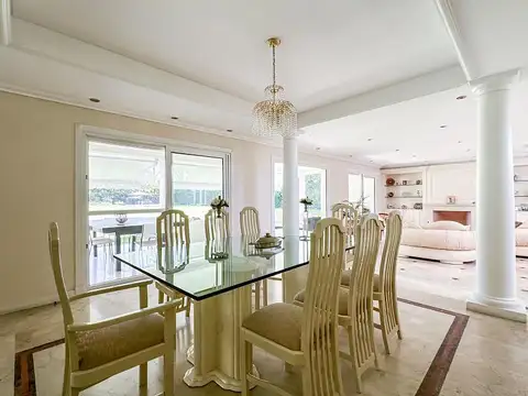 Casa en Alquiler con 1 cochera