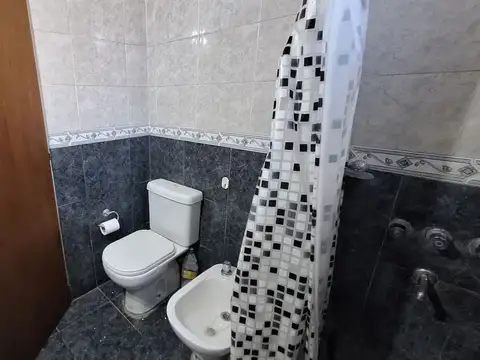 Depto Tipo Casa en Alquiler en Villa Elvira, $ 800.000