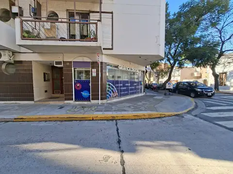 ESQUINA BAJAS EXPENSAS CON SOTANO 2 BAÑOS MUY BUEN LOCATARIO