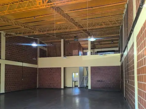 Espectacular local de 300m2 sobre Av. Cabo de Hornos