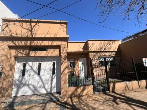 CASA 3 AMBIENTES EN VENTA EN BANFIELD COCHERA