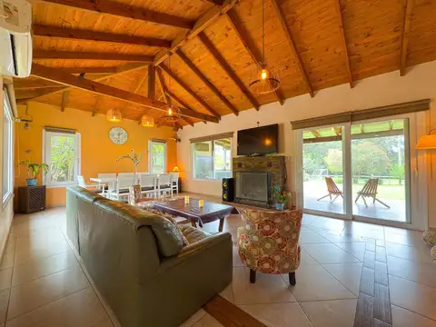 EN VENTA CASA CON AMPLIO LOTE - DON BOSCO TANDIL