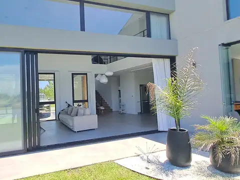 Casa en Alquiler Temporal con 2 cocheras