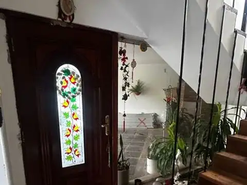 enta de casa en Villa Belgrano – 4 habitaciones, potencial y ubicación estratégica.
