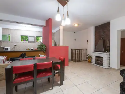 VENTA - 2 CASAS DE 2 DORMITORIOS CADA UNA CON 2 COCHERAS - BARRIO ECHESORTU