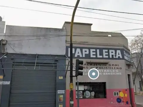 Excelente esquina 4 locales y departamento en planta alta