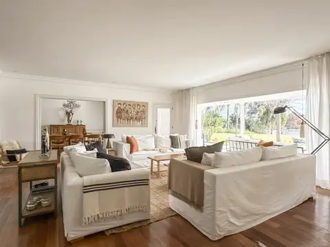 Casa 8 ambientes con 4 baños