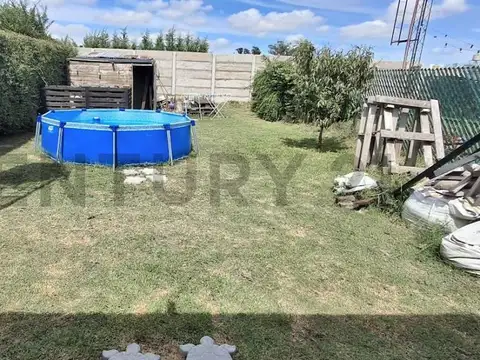 Venta de casa en Sicardi, 2 ambientes y jardín