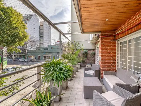 SEMIPISO - VENTA - 4 AMBIENTES - BALCON Y PATIO - COCHERA FIJA - COGHLAN