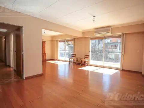 Departamento en Venta de 3 Dormitorios con 2 cocheras y dependencia en Colegiales.