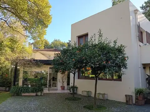 Casa en Venta con 2 cocheras