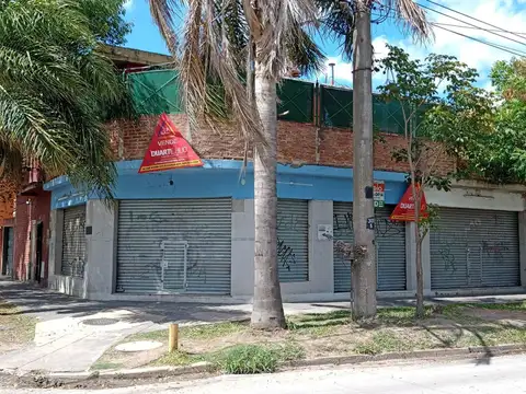 RETASADO  3 locales + 2 deptos. frente estacion