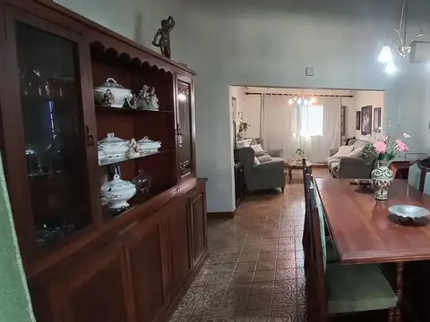 Venta casa 3 dormitorios con cochera - Tiro Suizo, Rosario