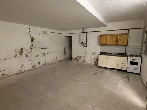 Oportunidad Venta Galpón dos departamentos y local