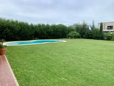 Casa en Venta con 2 cocheras