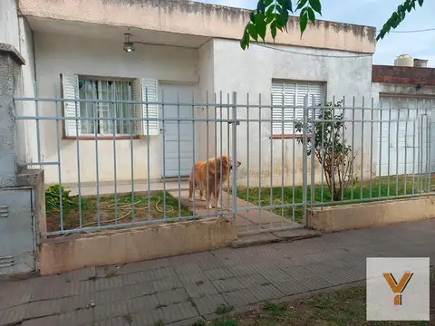 Casa en venta - 3 Dormitorios 1 Baño - 255Mts2 - Bahía Blanca